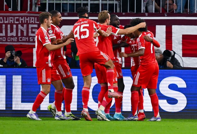 Eine Münchner Jubeltraube um Harry Kane (M), ein gewohntes Bild zum Saisonstart. 