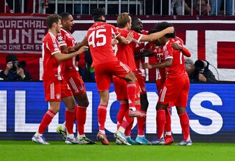 Eine Münchner Jubeltraube um Harry Kane (M), ein gewohntes Bild zum Saisonstart. Eine Münchner Jubeltraube um Harry Kane (M), ein gewohntes Bild zum Saisonstart.