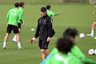 Erste Einheit am Mittwoch: Borussias neuer Trainer Eugen Polanski inmitten Gladbacher Spieler. Erste Einheit am Mittwoch: Borussias neuer Trainer Eugen Polanski inmitten Gladbacher Spieler.