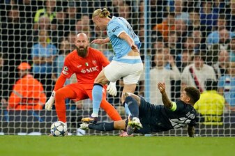 Für dieses Foul sah Di Lorenzo (rechts) Rot, Haaland traf gegen Neapel dennoch - und hat nun 50 Champions-League-Tore erzielt. Für dieses Foul sah Di Lorenzo (rechts) Rot, Haaland traf gegen Neapel dennoch - und hat nun 50 Champions-League-Tore erzielt.