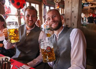 Die Bayern auf dem Oktoberfest: Hier stoßen Harry Kane (l) und Konrad Laimer an. Die Bayern auf dem Oktoberfest: Hier stoßen Harry Kane (l) und Konrad Laimer an.