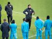 Leverkusens Trainer Roger Schmidt kann mit seinem Team das Spiel gegen Monaco locker angehen. Foto: Marius Becker