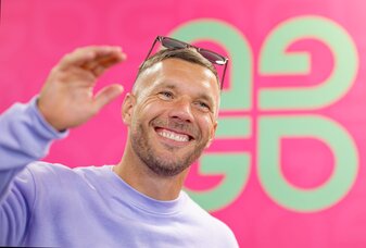 Lukas Podolski freut sich über die Entwicklung seines Herzensclubs 1. FC Köln. Lukas Podolski freut sich über die Entwicklung seines Herzensclubs 1. FC Köln.