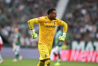 Freiburgs Torwart Noah Atubolu jubelt nach einem Bundesliga-Rekord. Freiburgs Torwart Noah Atubolu jubelt nach einem Bundesliga-Rekord.