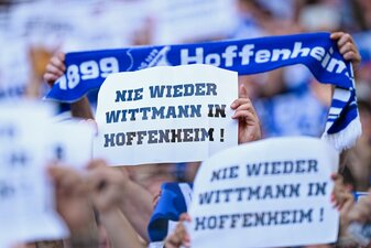 Fans zeigen ihren Unmut gegenüber Spielerberater Wittmann. Fans zeigen ihren Unmut gegenüber Spielerberater Wittmann.