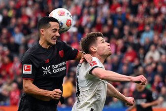 Leverkusens Lucas Vázquez und Gladbachs Lukas Ullrich kämpfen um den Ball. Leverkusens Lucas Vázquez und Gladbachs Lukas Ullrich kämpfen um den Ball.