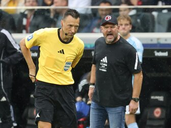 Union-Trainer Baumgart zeigt Mittelfinger Union-Trainer Baumgart zeigt Mittelfinger