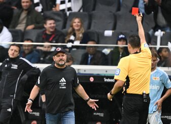 Steffen Baumgart sieht in einer hektischen Schlussphase Rot. Steffen Baumgart sieht in einer hektischen Schlussphase Rot.