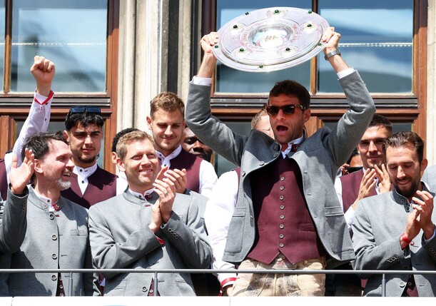 Thomas Müller jubelt zum Bayern-Abschied noch mal mit der Meisterschale auf dem Münchner Rathausbalkon. 