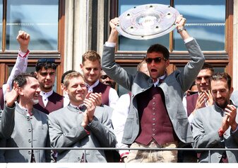 Thomas Müller jubelt zum Bayern-Abschied noch mal mit der Meisterschale auf dem Münchner Rathausbalkon. Thomas Müller jubelt zum Bayern-Abschied noch mal mit der Meisterschale auf dem Münchner Rathausbalkon.