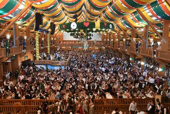 Einige Bayern-Profis und auch Coach Kompany haben sich bereits auf dem Oktoberfest umgesehen. Einige Bayern-Profis und auch Coach Kompany haben sich bereits auf dem Oktoberfest umgesehen.