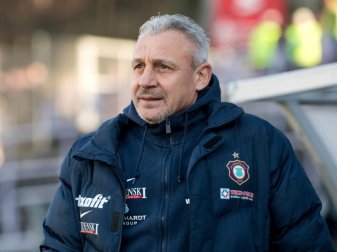 Trainer Pavel Dotchev dümpelt mit dem FC Erzgebirge Aue am unteren Tabellenende. Foto: Thomas Eisenhuth
<br>dpa-infocom GmbH Trainer Pavel Dotchev dümpelt mit dem FC Erzgebirge Aue am unteren Tabellenende. Foto: Thomas Eisenhuth
<br>dpa-infocom GmbH