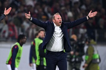 Haderte in Freiburg mit der Technik: Basels Trainer Ludovic Magnin. Haderte in Freiburg mit der Technik: Basels Trainer Ludovic Magnin.