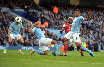 Vincent Kompany (Mitte) und Jérôme Boateng spielten - wie hier im Oktober 2010 - zusammen für Manchester City. (Archivfoto) Vincent Kompany (Mitte) und Jérôme Boateng spielten - wie hier im Oktober 2010 - zusammen für Manchester City. (Archivfoto)