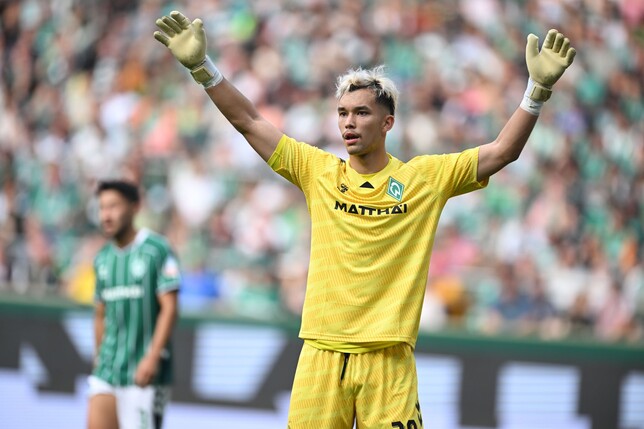 Fehlt wegen einer Schulterverletzung gegen die Bayern: Werder-Torwart Mio Backhaus (Archiv) 