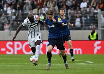Elversberg feiert gegen Kiel einen späten Sieg. Elversberg feiert gegen Kiel einen späten Sieg.