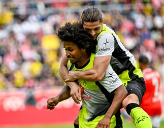 Der BVB legt nach und ist nun wieder nur zwei Punkte hinter Bayern. Der BVB legt nach und ist nun wieder nur zwei Punkte hinter Bayern.