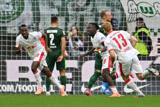 Das 600. Tor der Leipziger Bundesliga-Geschichte: Johan Bakayoko (r) jubelt über das 1:0 in Wolfsburg.