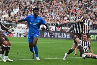 Erzielte die 1:0-Führung für Bayer: Edmond Tapsoba (M) Erzielte die 1:0-Führung für Bayer: Edmond Tapsoba (M)