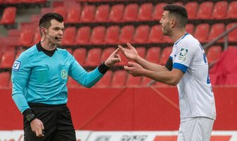 Klaus Gjasula hadert mit den Leistungen der Schiedsrichter in der 3. Fußball-Liga. Klaus Gjasula hadert mit den Leistungen der Schiedsrichter in der 3. Fußball-Liga.