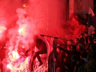 Feuerwerkskörper sorgten in Metz für einen Spielabbruch (Quelle: PIXATHLON/SID)
<br>© 2016 SID Feuerwerkskörper sorgten in Metz für einen Spielabbruch (Quelle: PIXATHLON/SID)
<br>© 2016 SID