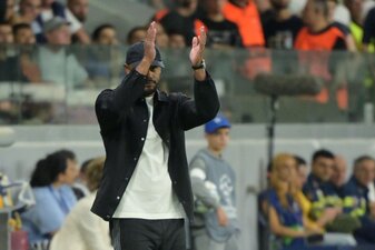 Vincent Kompany applaudiert seiner Mannschaft beim 5:1 gegen Pafos. Vincent Kompany applaudiert seiner Mannschaft beim 5:1 gegen Pafos.