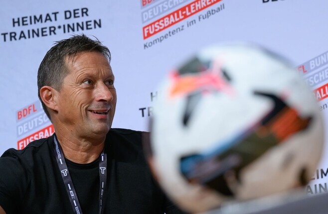 Er arbeitet nun neun Monate als Berater der japanischen Fußball-Liga.