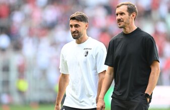 Vincenzo Grifo (l), Julian Schuster und der SC Freiburg sind beim FC Bologna zu Gast. (Archivbild) Vincenzo Grifo (l), Julian Schuster und der SC Freiburg sind beim FC Bologna zu Gast. (Archivbild)