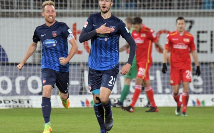 Die Heidenheimer Marc Schnatterer (l) und Tim Kleindienst jubeln nach dem Treffer zum 1:0. Foto: Stefan Puchner
<br>dpa-infocom GmbH