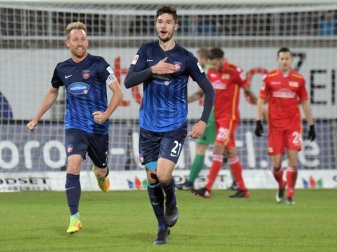 Die Heidenheimer Marc Schnatterer (l) und Tim Kleindienst jubeln nach dem Treffer zum 1:0. Foto: Stefan Puchner
<br>dpa-infocom GmbH Die Heidenheimer Marc Schnatterer (l) und Tim Kleindienst jubeln nach dem Treffer zum 1:0. Foto: Stefan Puchner
<br>dpa-infocom GmbH