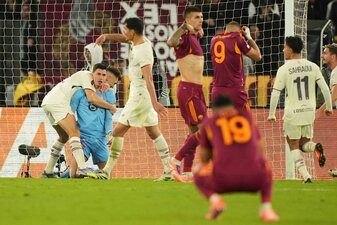 Lilles Keeper Berke Özer wurde gegen die AS Rom zum gefeierten Matchwinner. Lilles Keeper Berke Özer wurde gegen die AS Rom zum gefeierten Matchwinner.