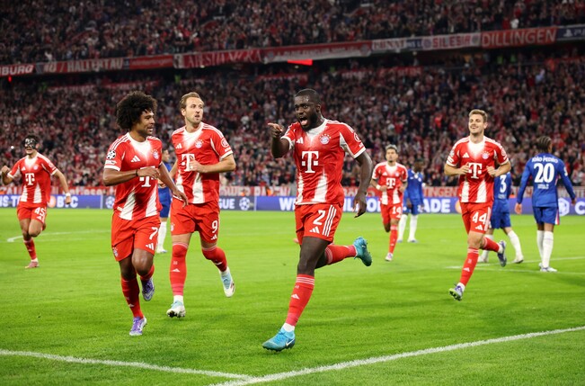 Dayot Upamecano und die Bayern-Spieler beim ersten Treffer. | Foto: Alex Grimm/Getty Images