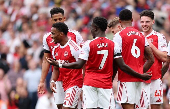 LONDON, ENGLAND - AUGUST 23: Jurrien Timber of Arsenal celebrates scoring his team's first goal with his teammates during the Premier League match between Arsenal and Leeds United at Emirates Stadium 