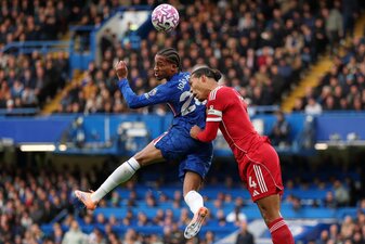 Chelseas Joao Pedro (l) gegen Liverpools Virgil van Dijk. Chelseas Joao Pedro (l) gegen Liverpools Virgil van Dijk.