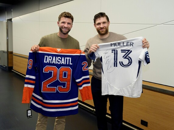 Müller und Draisaitl beim Trikottausch in Vancouver