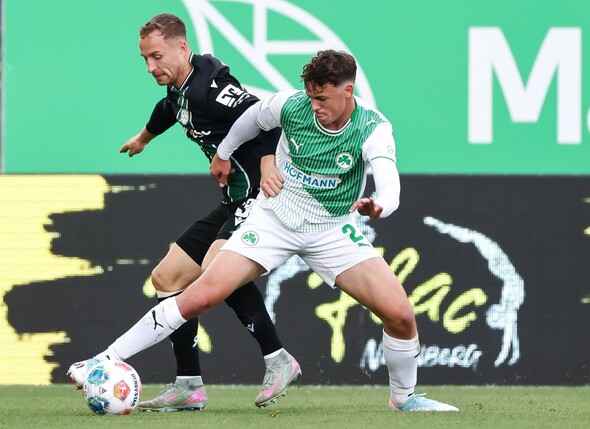 Hannover-Profi Maurice Neubauer (links) und der Fürther Lukas Reich kämpfen um den Ball.