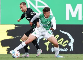 Hannover-Profi Maurice Neubauer (links) und der Fürther Lukas Reich kämpfen um den Ball. Hannover-Profi Maurice Neubauer (links) und der Fürther Lukas Reich kämpfen um den Ball.