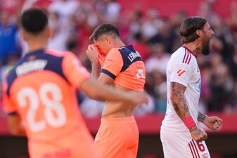 Robert Lewandowski erwischte im Spiel beim FC Sevilla nicht seinen besten Tag. Robert Lewandowski erwischte im Spiel beim FC Sevilla nicht seinen besten Tag.
