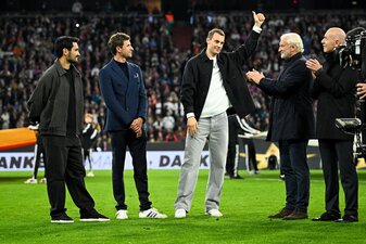 Rudi Völler (2. von rechts) kann die Diskussion um eine Rückkehr von Manuel Neuer (Mitte) verstehen. Rudi Völler (2. von rechts) kann die Diskussion um eine Rückkehr von Manuel Neuer (Mitte) verstehen.