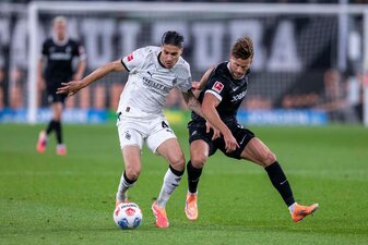 Gladbach und Freiburg lieferten sich packende Zweikämpfe. Gladbach und Freiburg lieferten sich packende Zweikämpfe.