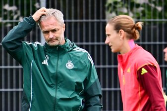 Was tun in der Torfrau-Frage? DFB-Trainer Christian Wück (l.) und Stammkeeperin Ann-Katrin Berger. Was tun in der Torfrau-Frage? DFB-Trainer Christian Wück (l.) und Stammkeeperin Ann-Katrin Berger.