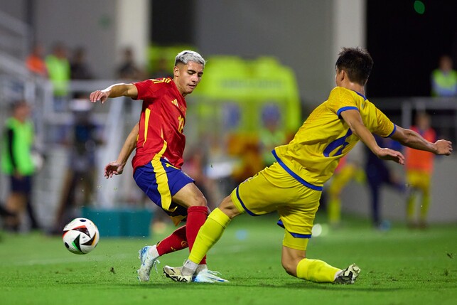 LA LINEA DE LA CONCEPCION, SPAIN - OCTOBER 10: Yeremay Hernandez of Spain in action during the UEFA European U21 Championship Qualifying match between Spain and Kazakhstan at Estadio Municipal de La L