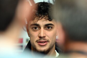 Aleksandar Pavlovic und die Fragen zu seinen Zwangspausen: «Es nervt.» Aleksandar Pavlovic und die Fragen zu seinen Zwangspausen: «Es nervt.»