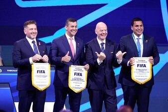 Gianni Infantino (2. von rechts) mit den Verbandsbossen der WM-Gastgeber Südamerikas Gianni Infantino (2. von rechts) mit den Verbandsbossen der WM-Gastgeber Südamerikas