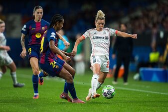 Linda Dallmann (r) und die Bayern-Frauen haben gegen den FC Barcelona eine herbe Pleite kassiert. Linda Dallmann (r) und die Bayern-Frauen haben gegen den FC Barcelona eine herbe Pleite kassiert.