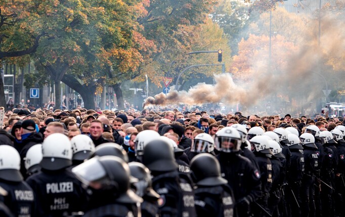 Aufeinandertreffen von Polizei und Fans bei einem Fußballspiel (Archivbild) 
