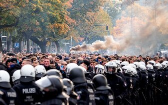 Aufeinandertreffen von Polizei und Fans bei einem Fußballspiel (Archivbild) Aufeinandertreffen von Polizei und Fans bei einem Fußballspiel (Archivbild)