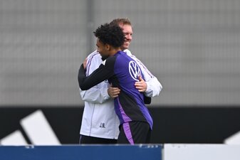 Bundestrainer Julian Nagelsmann begrüßt den nachnominierten Kevin Schade. Bundestrainer Julian Nagelsmann begrüßt den nachnominierten Kevin Schade.
