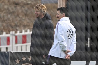 Nur Zuschauer beim Training: Nick Woltemade mit Co-Trainer Benjamin Hübner (r). Nur Zuschauer beim Training: Nick Woltemade mit Co-Trainer Benjamin Hübner (r).