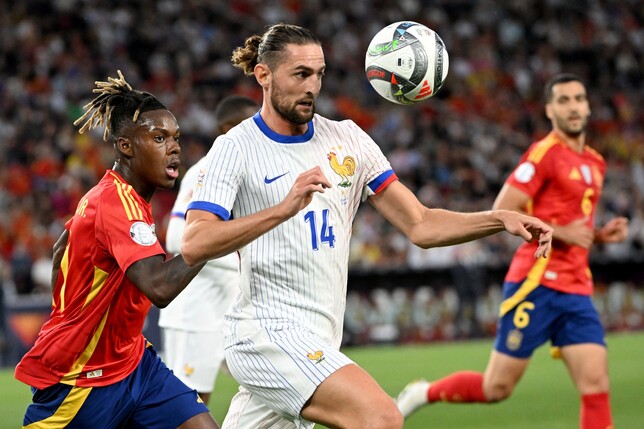 Der Franzose Adrien Rabiot (M) kritisiert den Plan für ein italienisches Ligaspiel in Australien.